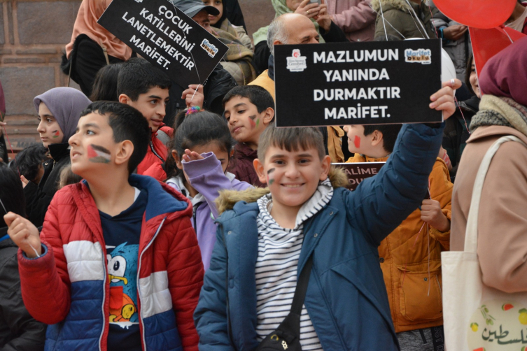 Filistinli çocuklara destek olmak için yürüdüler